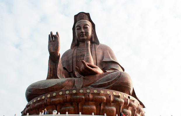 嶺南青銅的鍛造產品——佛山市西樵山世界上最大的觀音坐像，高61.9米