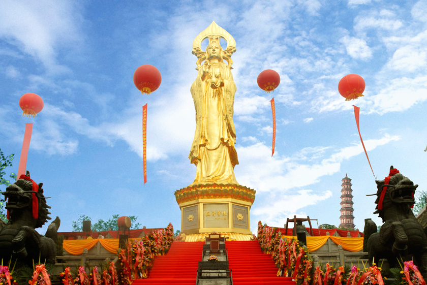 嶺南青銅的鑄造產品——廣州市番禺蓮花山世界上最高的貼金觀音站像，高36.8米